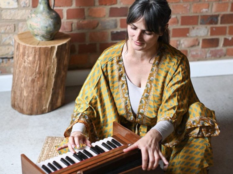 Mantrasingen mit Susann Mahira und Souls of Mantra in gemeinsamer spiritueller Praxis
