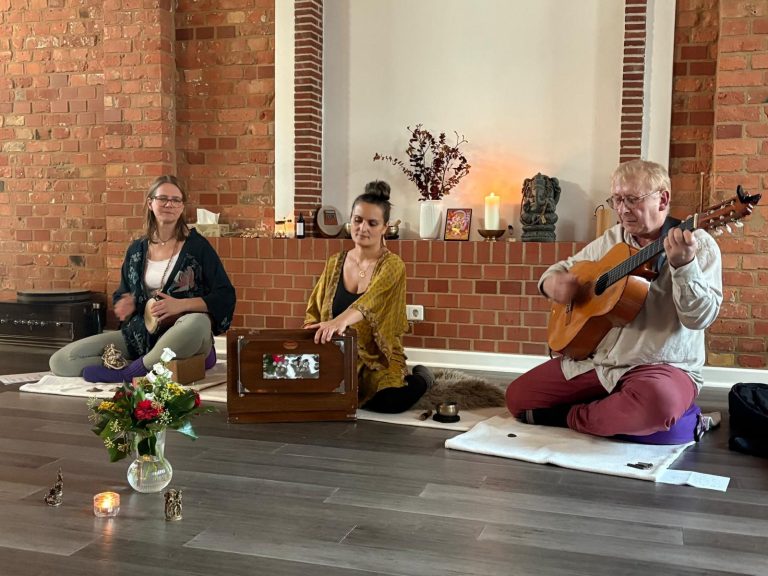 Mantrasingen mit Susann Mahira und Souls of Mantra in gemeinsamer spiritueller Praxis